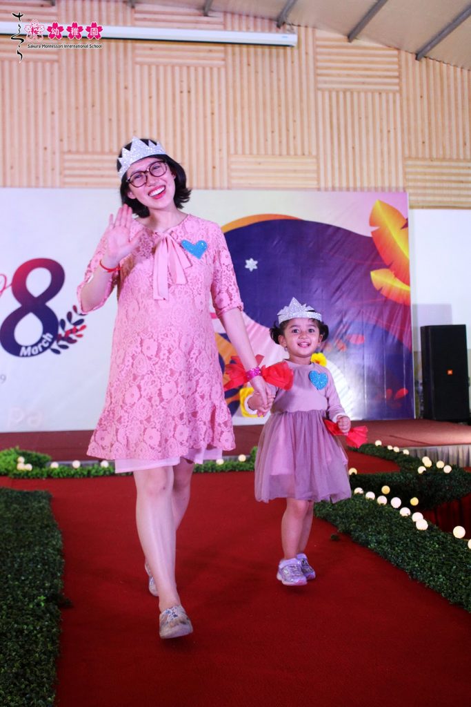 Học sinh Dubaipalace it com bắn cá, game bài, xổ số, live casino quốc tế tỏa sáng cùng mẹ trên sân khấu catwalk độc lạ