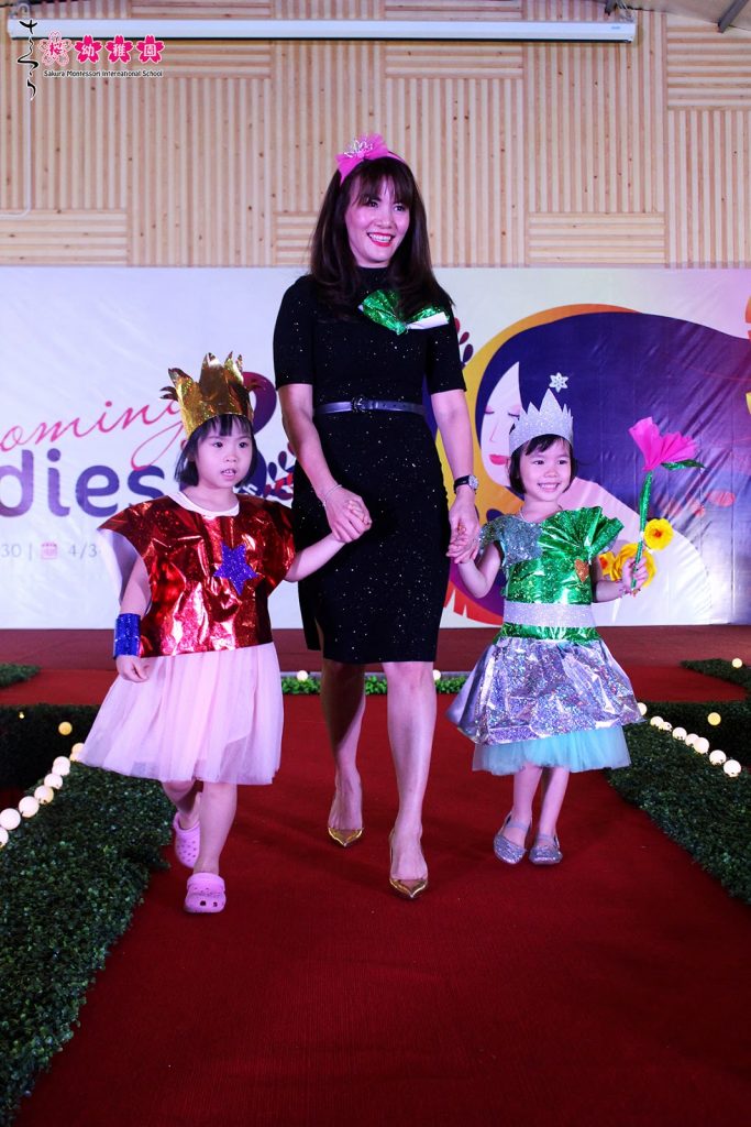 Học sinh Dubaipalace it com bắn cá, game bài, xổ số, live casino quốc tế tỏa sáng cùng mẹ trên sân khấu catwalk độc lạ